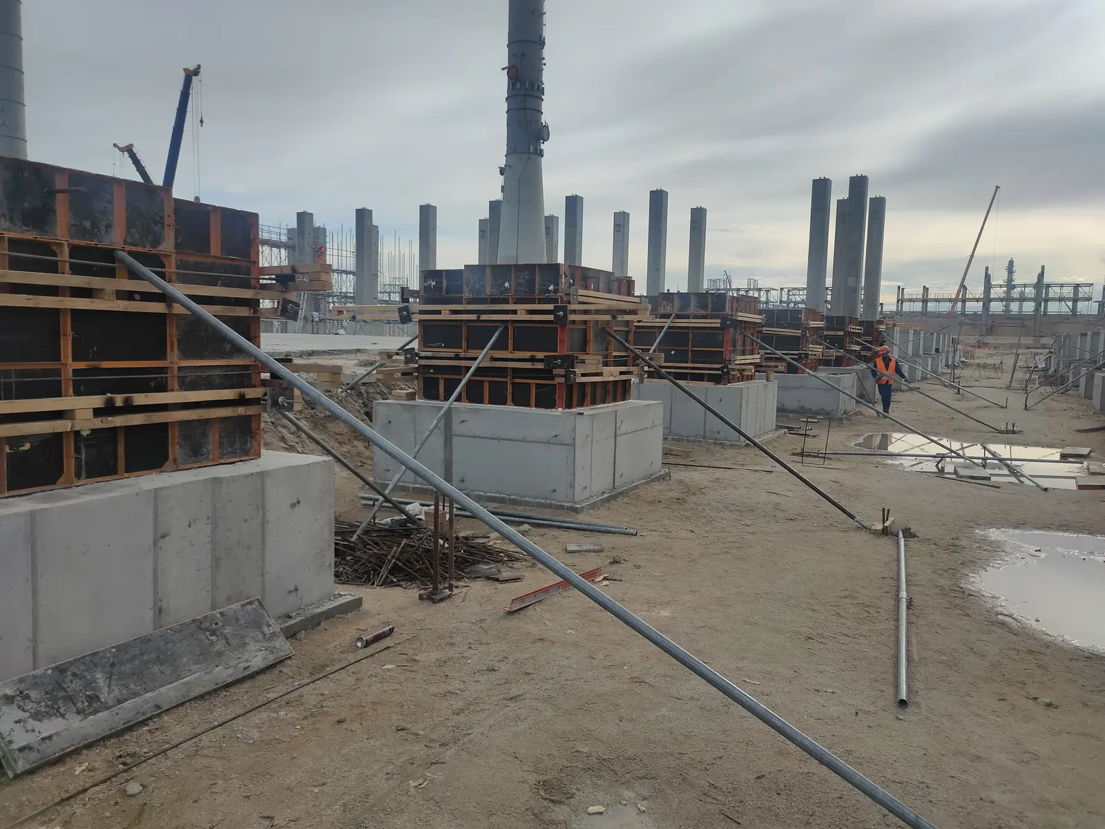 Фундаменты и колонны на площадке Амурского газохимического комплекса