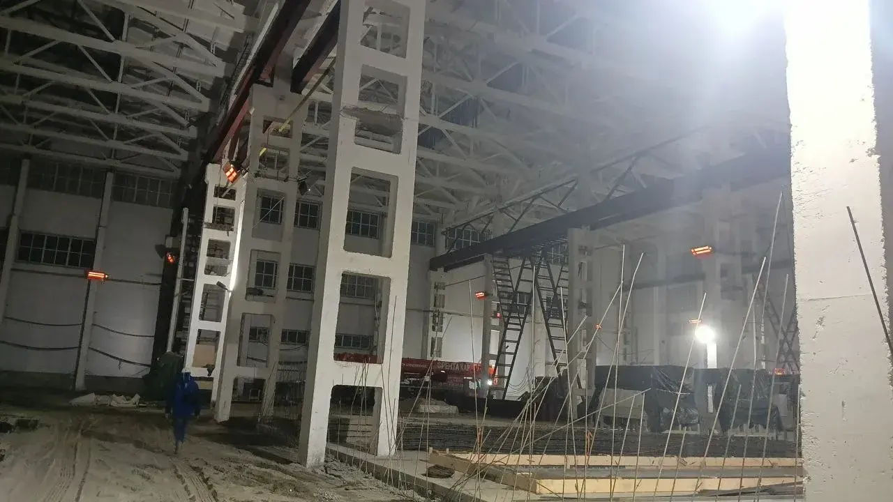 Производственный зал с металлическим каркасом