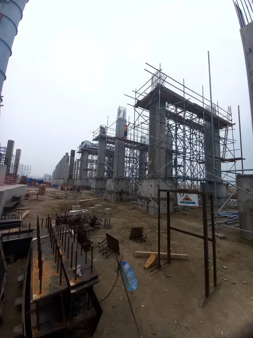 Установка железобетонной колонны на площадке